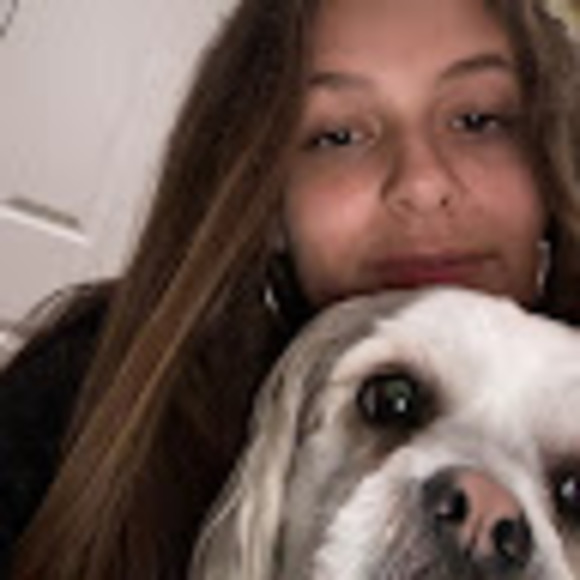 Profile Picture of Andrea Radulescu (@andrear777) on Poshmark