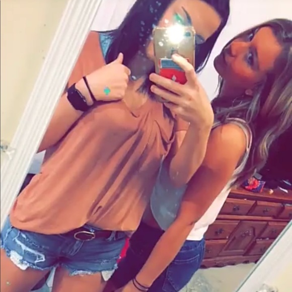 Profile Picture of Jessica Ainsworth (@jessicaainswort) on Poshmark