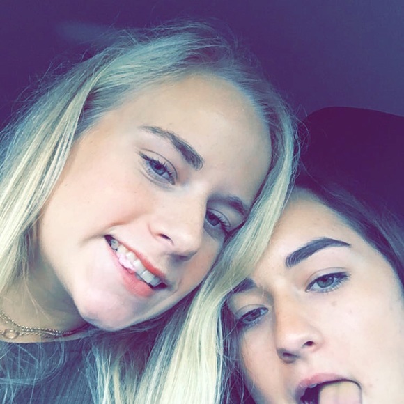 Profile Picture of Olivia Pettibone (@livi_pett) on Poshmark