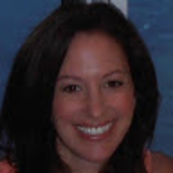 Profile Picture of Kerry Thomas (@savvy_living) on Poshmark