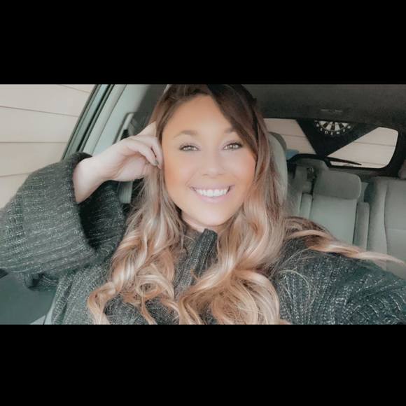Profile Picture of Sarah-kate Hendrix (@sk_hendrix011) on Poshmark