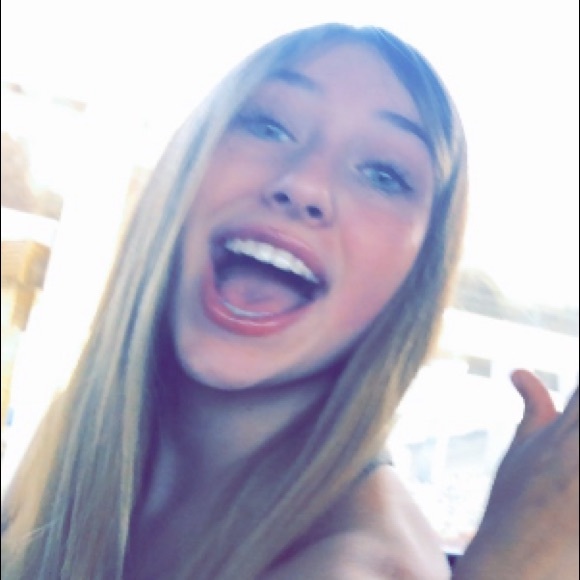 Profile Picture of Simone Warner (@simone_warner_) on Poshmark
