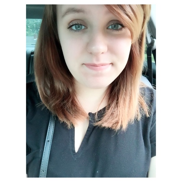 Profile Picture of Lindsey Gregory (@lindseymadisonn) on Poshmark