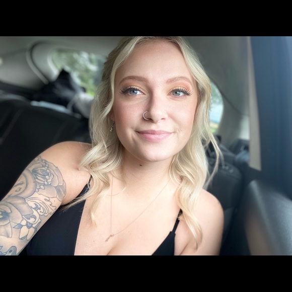 Profile Picture of Amanda Lagrow (@alagrow99) on Poshmark