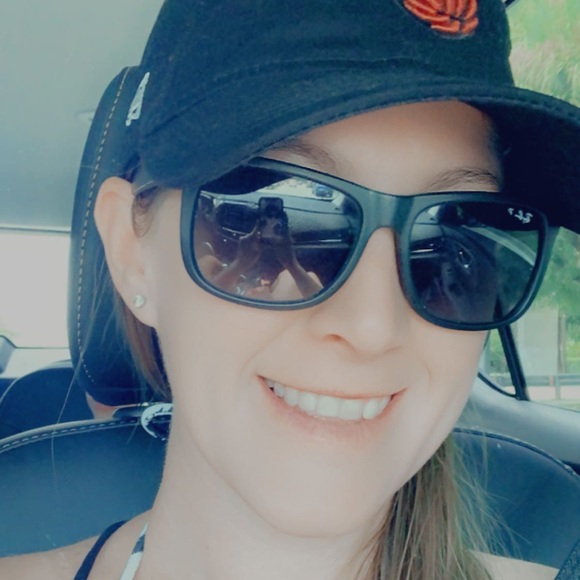 Profile Picture of Ivelys Alvarez (@snflowr01) on Poshmark