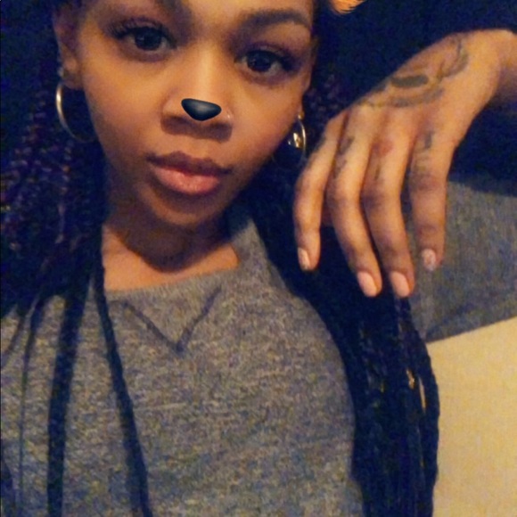 Profile Picture of Tia Gray (@roxsitia) on Poshmark