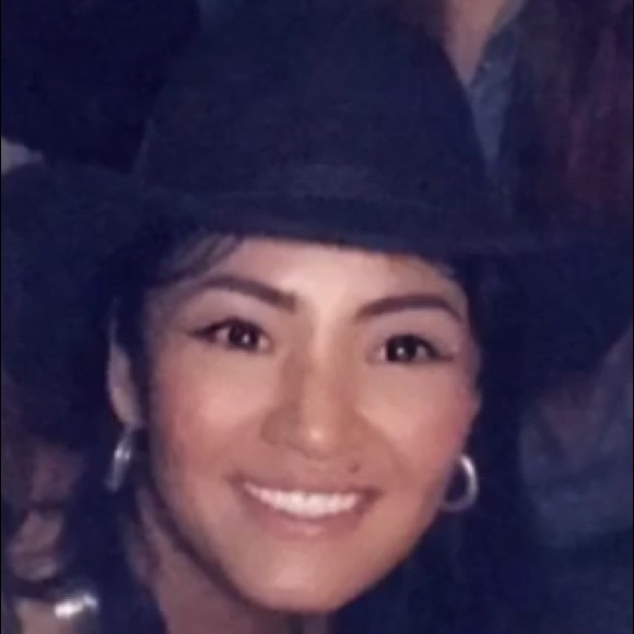 Profile Picture of Myra Corveau (@maicutanda120) on Poshmark