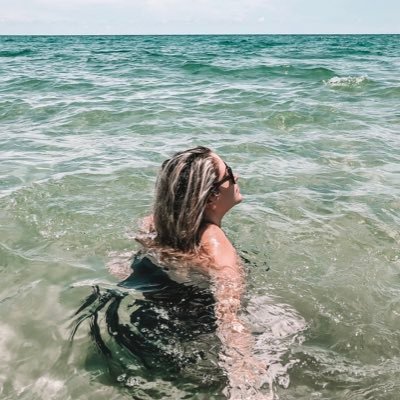 Profile Picture of Mia (@miabee_97) on Twitter