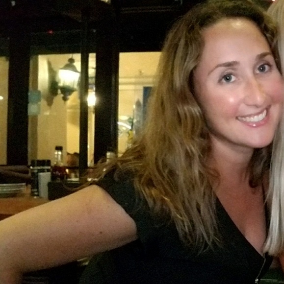 Profile Picture of Amy Gartman (@beachgirl015) on Poshmark