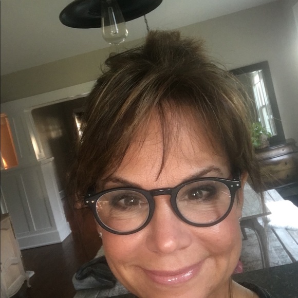 Profile Picture of Vicki Yorio (@vickiyorio) on Poshmark