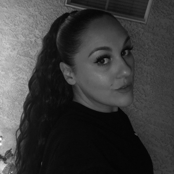 Profile Picture of Alexandra Gonzalez (@alexandracloud) on Poshmark