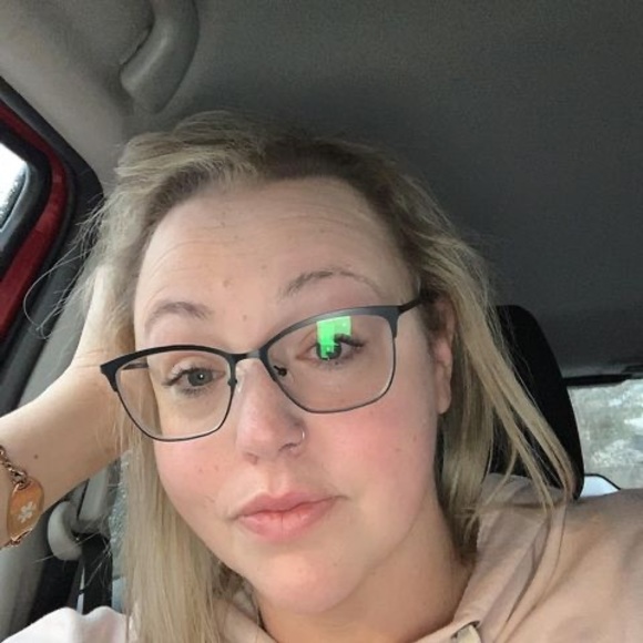 Profile Picture of Amanda Cheever (@amanda_cheever) on Poshmark