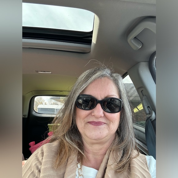 Profile Picture of Annemarie Potteiger (@apotteiger64) on Poshmark