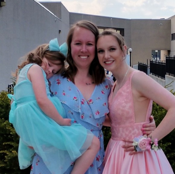 Profile Picture of Kari Hoeth (@khoeth) on Poshmark