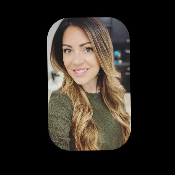 Profile Picture of Aimee Curry (@aim3886) on Poshmark