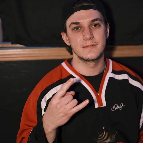 Profile Picture of Michael Pues (@bdayboi711) on Poshmark