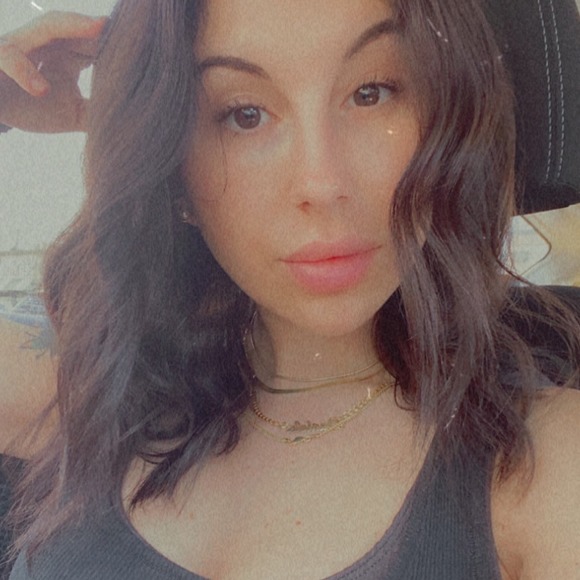 Profile Picture of Daniela Derderian (@daniderderian) on Poshmark