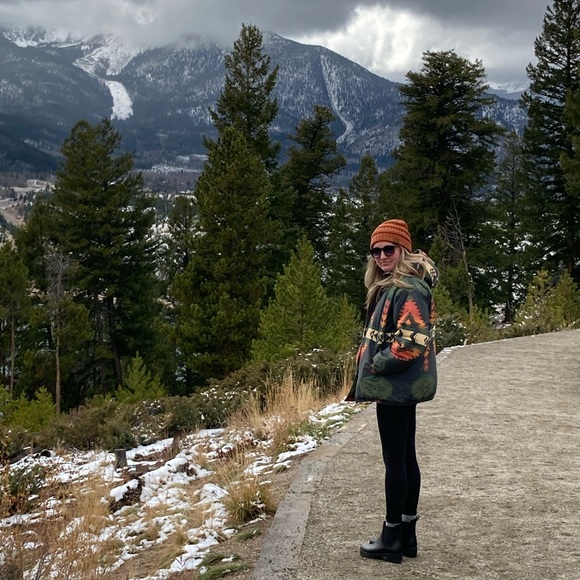 Profile Picture of Caitlin Albert (@caitlinfashion) on Poshmark