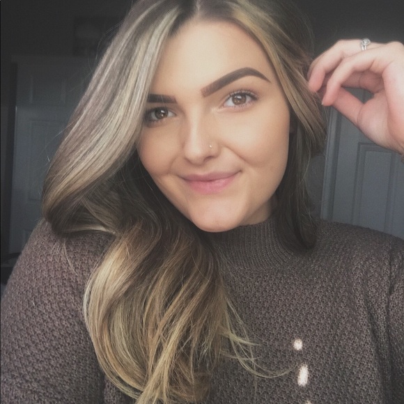 Profile Picture of Aspen Hunter (@aspenhunter413) on Poshmark