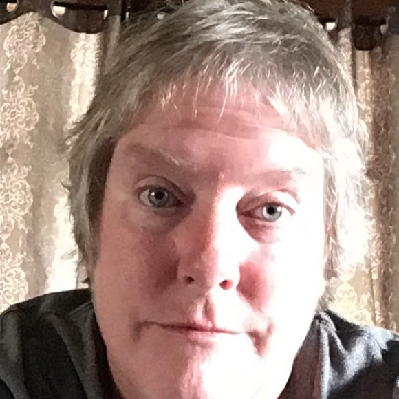 Profile Picture of Lynda Hoosier (@lyndahoosier) on Poshmark