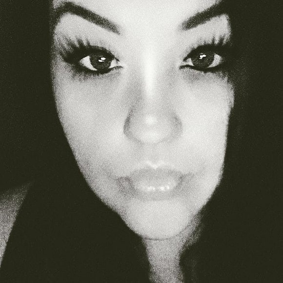 Profile Picture of Leanne Byrne (@lealea1983) on Poshmark