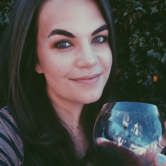 Profile Picture of Jennifer Cesmat (@jennifercezzzz) on Poshmark