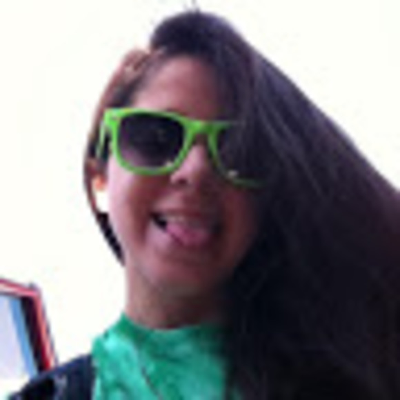 Profile Picture of Bianca Salinas (@bcsalinas94) on Poshmark