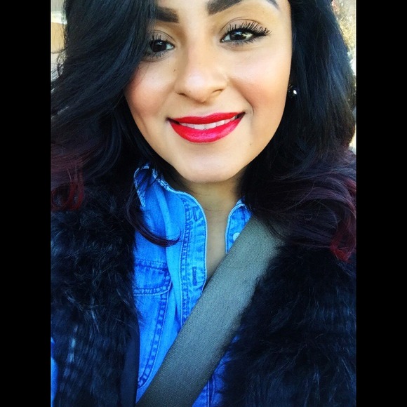 Profile Picture of Yvette Jaramillo (@lovelyyvee_) on Poshmark
