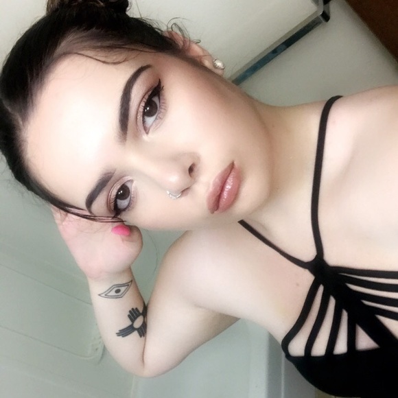 Profile Picture of Samantha Raught (@samantharenee33) on Poshmark