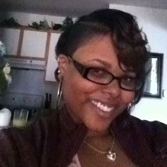 Profile Picture of Crystal Simon (@uniqueone) on Poshmark