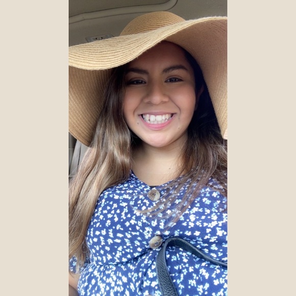 Profile Picture of Jasmine Lezama (@jasmine_lezama) on Poshmark