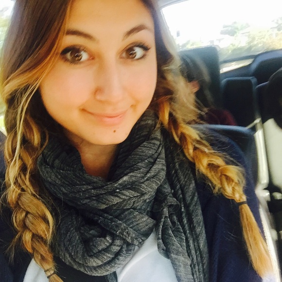 Profile Picture of Helena Holleran (@hholleran) on Poshmark