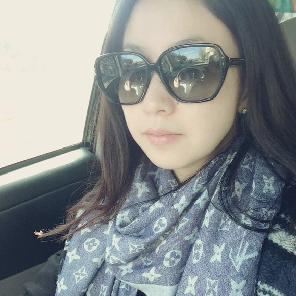 Profile Picture of Xi Zhang (@sbella33) on Poshmark