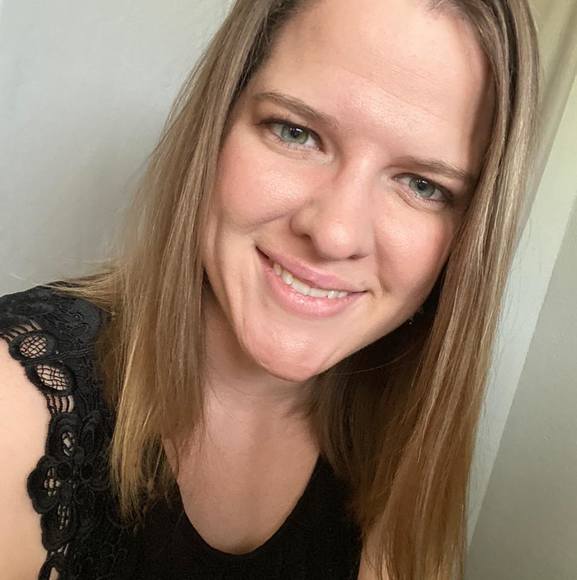 Profile Picture of Amanda Aberer (@acaberer) on Poshmark