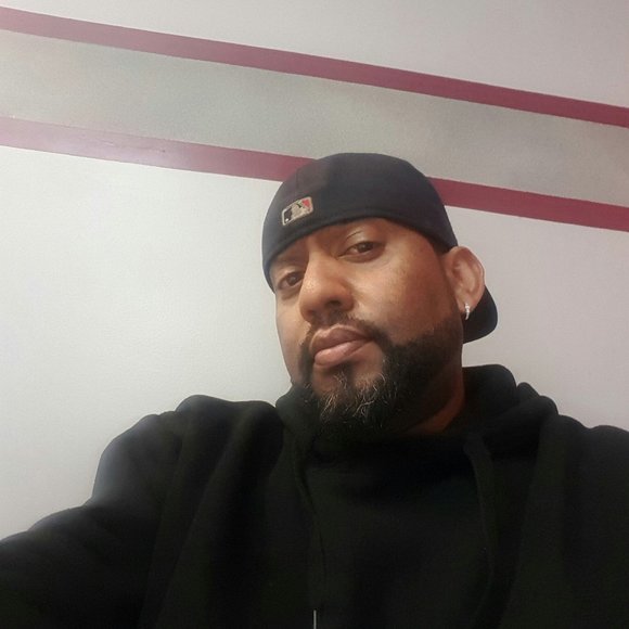 Profile Picture of Antonio Barros (@antonio_barros) on Poshmark