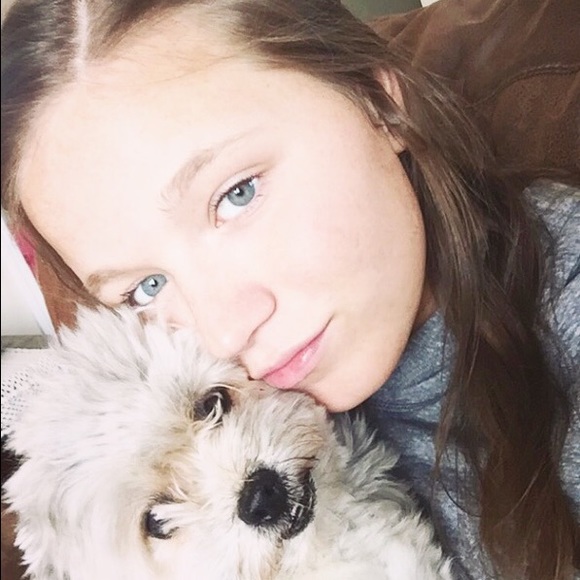 Profile Picture of Alexis Ahlers (@lexahlers) on Poshmark