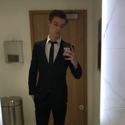 Profile Picture of Lewis Bird (@lewisbirrrd) on Twitter