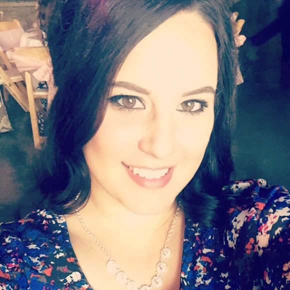 Profile Picture of Arielle Deliddo (@arielle2215) on Poshmark