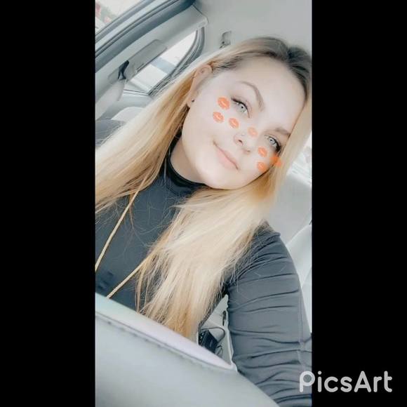 Profile Picture of Alexis Grooms (@lexi_grooms) on Poshmark