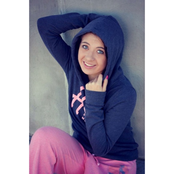 Profile Picture of Macaela Zuehlsdorff (@aleacam) on Poshmark