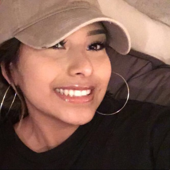 Profile Picture of Luz Ocampo (@luzvanessax) on Poshmark