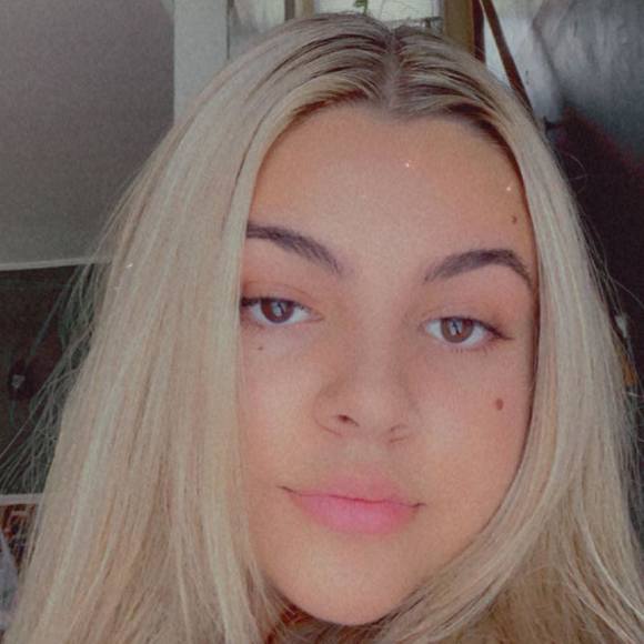 Profile Picture of Andreea Negoita (@andreea_negoita) on Poshmark