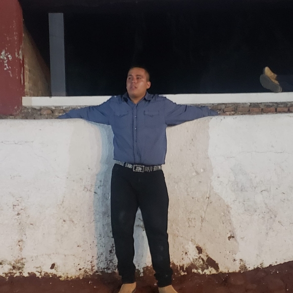 Profile Picture of Julian Garnica (@gulian1630) on Poshmark