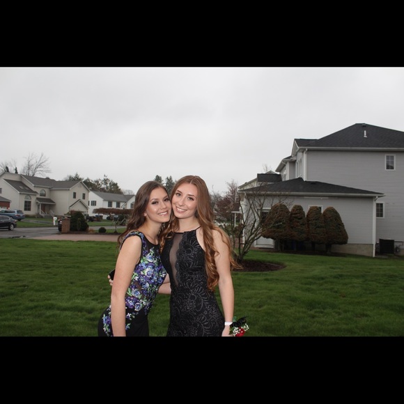 Profile Picture of Elizabeth Taschuk (@elizabethtas) on Poshmark