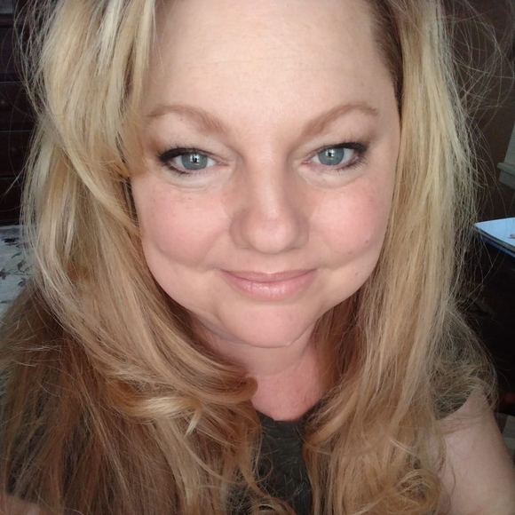 Profile Picture of Crystal George (@crystalgeorg157) on Poshmark