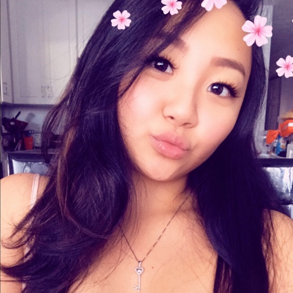 Profile Picture of Rachel Deguchi (@missraacheeel) on Poshmark