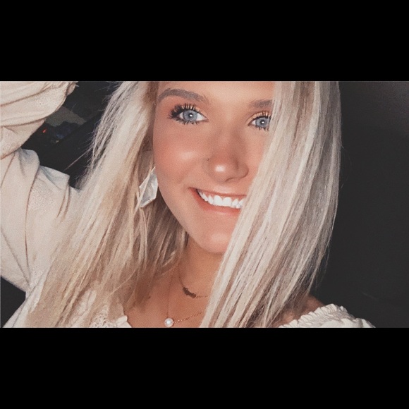 Profile Picture of Maggie Braxton (@magss_xo) on Poshmark