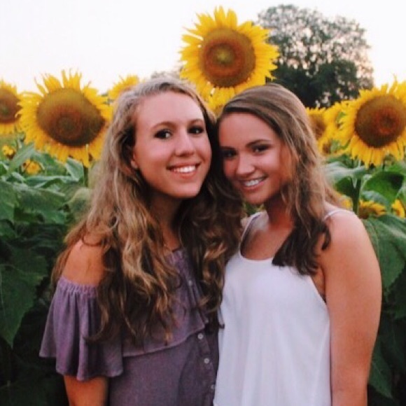 Profile Picture of Ellie Raughton (@elliecrau) on Poshmark