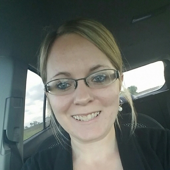 Profile Picture of Brittany Braaten (@brittany18236) on Poshmark