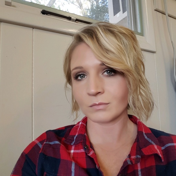 Profile Picture of Amanda Finn (@paco3119) on Poshmark